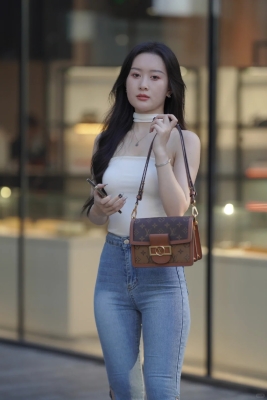 街上和闺蜜逛街的小姐姐