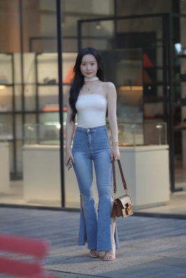 街上和闺蜜逛街的小姐姐