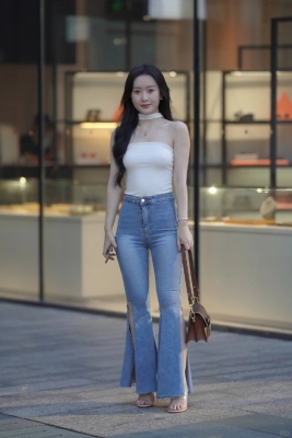 街上和闺蜜逛街的小姐姐